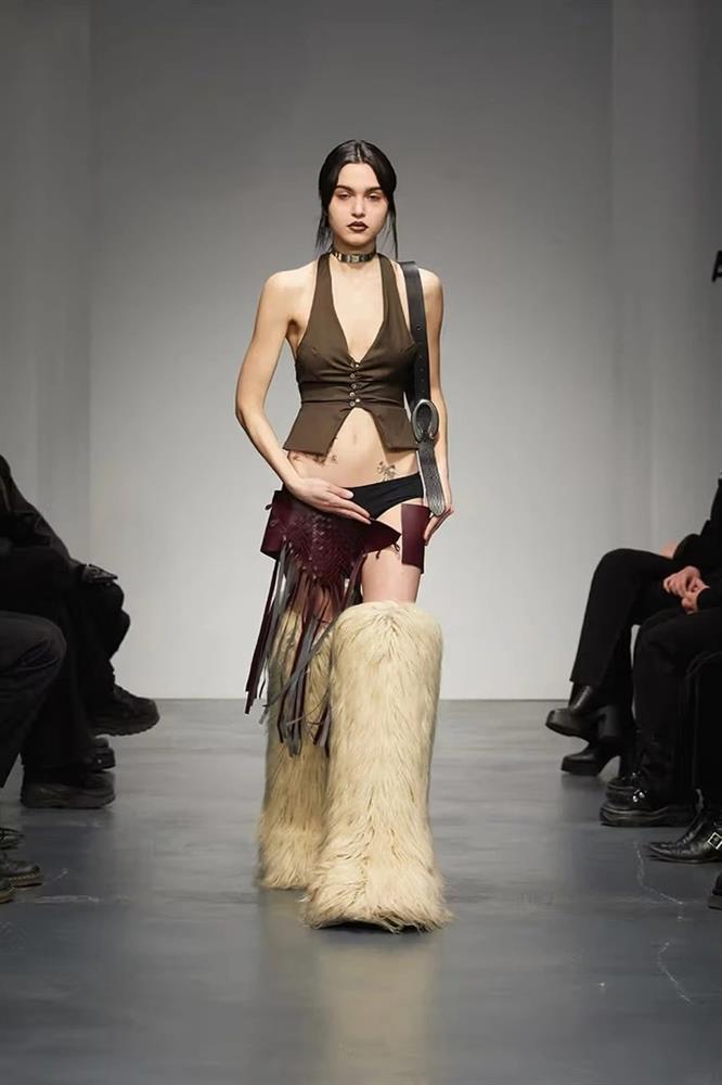 Trang phục của người mẫu bung rách tả tơi trong lúc biểu diễn-8