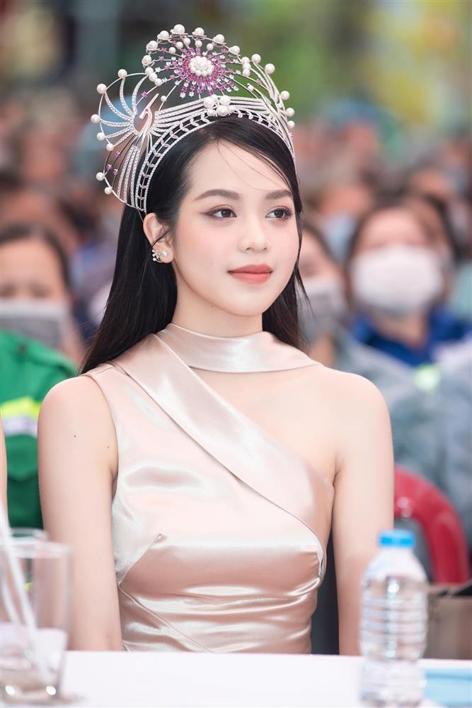 Hoa hậu Thanh Thủy tìm ra màu son hợp vía sau khi bắt trend biến hình-4