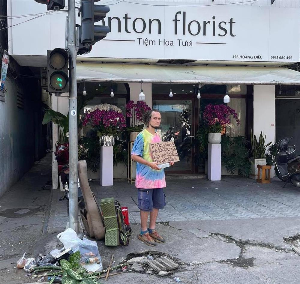 Xác minh người nước ngoài cầm biển xin tiền trên phố Đà Nẵng-1