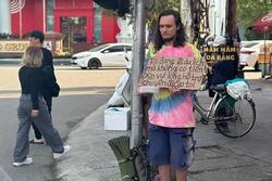 Xác minh người nước ngoài cầm biển 'xin tiền' trên phố Đà Nẵng