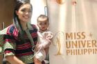 Thí sinh Hoa hậu Hoàn vũ Philippines bế theo con đến dự thi