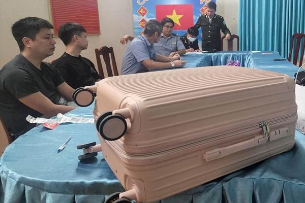 Hành khách đâm tiếp viên bằng thìa kim loại, đòi mở cửa thoát hiểm-2