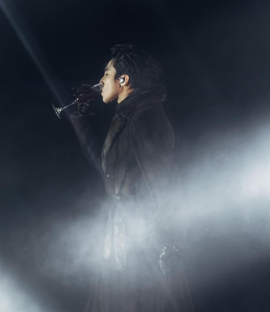 Sơn Tùng gây tranh cãi vì hành động đập vỡ ly thủy tinh trên sân khấu-1