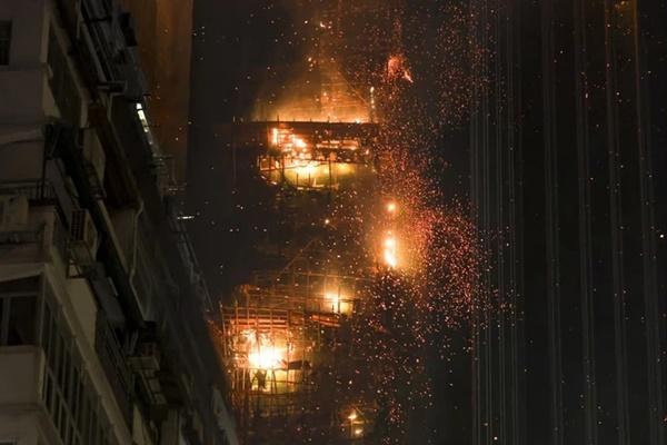 Nhân chứng kể khoảnh khắc tòa nhà chọc trời Hong Kong cháy như ngọn đuốc-1
