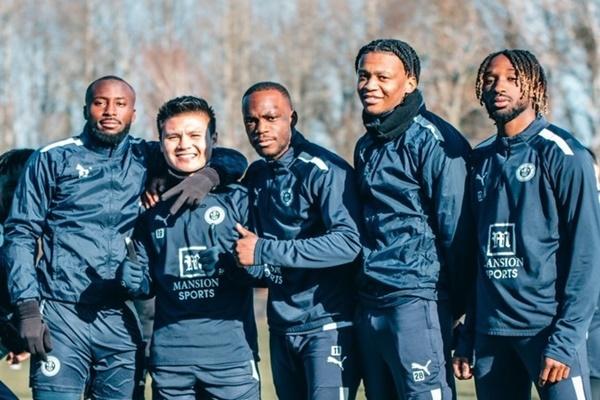 Quang Hải tạo dáng hài hước khi chụp ảnh cùng bạn gái-6