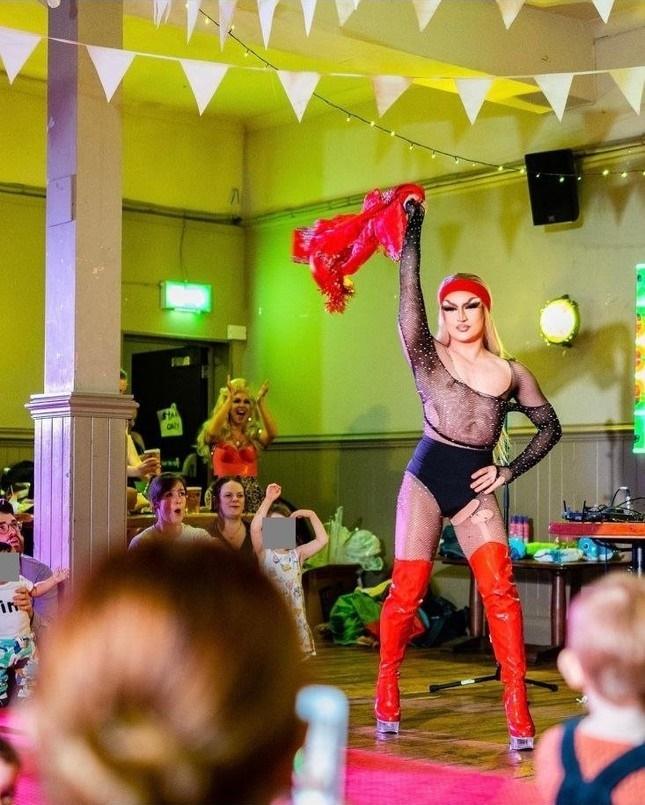 Phẫn nộ nghệ sĩ mặc nội y, nhảy múa khiêu khích trước mặt trẻ sơ sinh-2