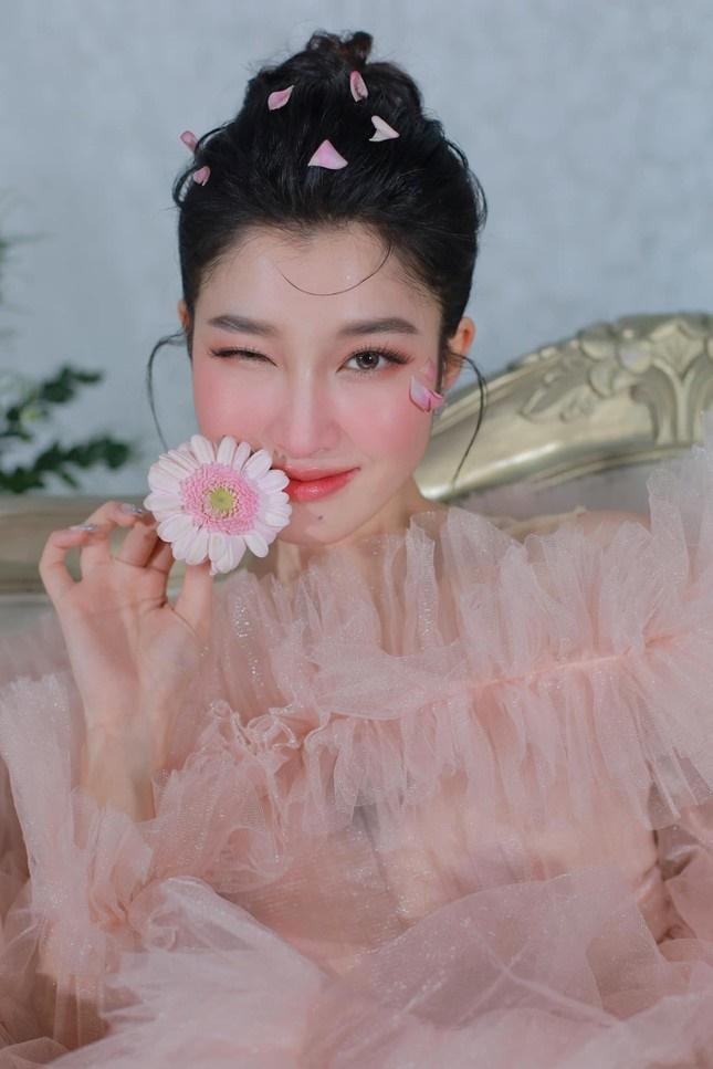 Á hậu Phương Nhi: Diện đồ bộ, đi dép tổ ong vẫn vạn người mê-1