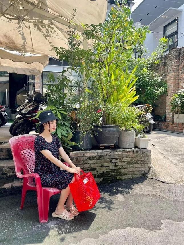 Á hậu Phương Nhi: Diện đồ bộ, đi dép tổ ong vẫn vạn người mê-2