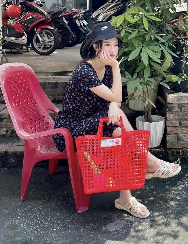 Á hậu Phương Nhi: Diện đồ bộ, đi dép tổ ong vẫn vạn người mê-3