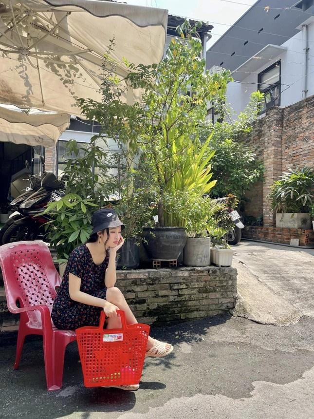 Á hậu Phương Nhi: Diện đồ bộ, đi dép tổ ong vẫn vạn người mê-4