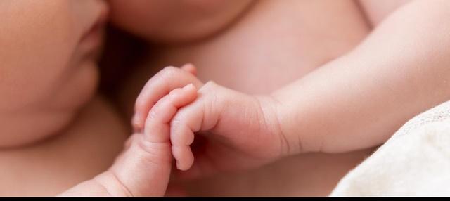 Bí mật tày đình của vợ đằng sau vẻ ngoài kì lạ của 2 con gái song sinh-1