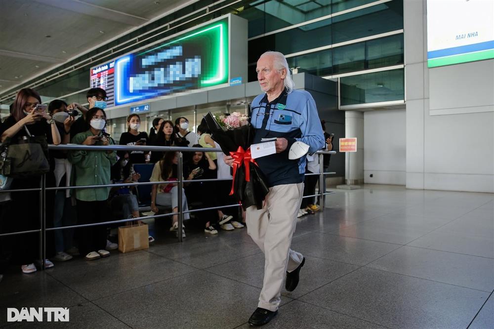 Cựu binh Mỹ bật khóc khi mang cuốn nhật ký lưu giữ 56 năm về tới Việt Nam-1