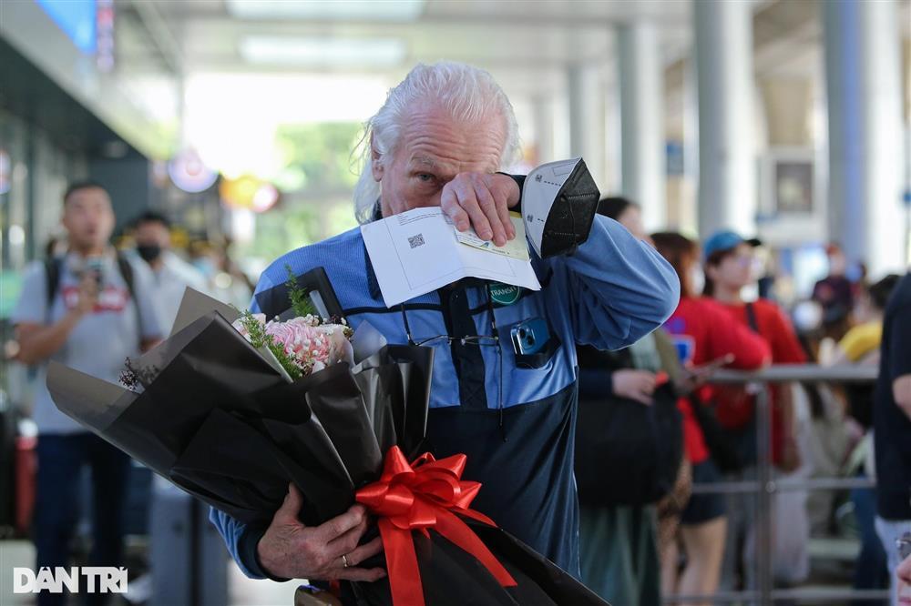 Cựu binh Mỹ bật khóc khi mang cuốn nhật ký lưu giữ 56 năm về tới Việt Nam-2