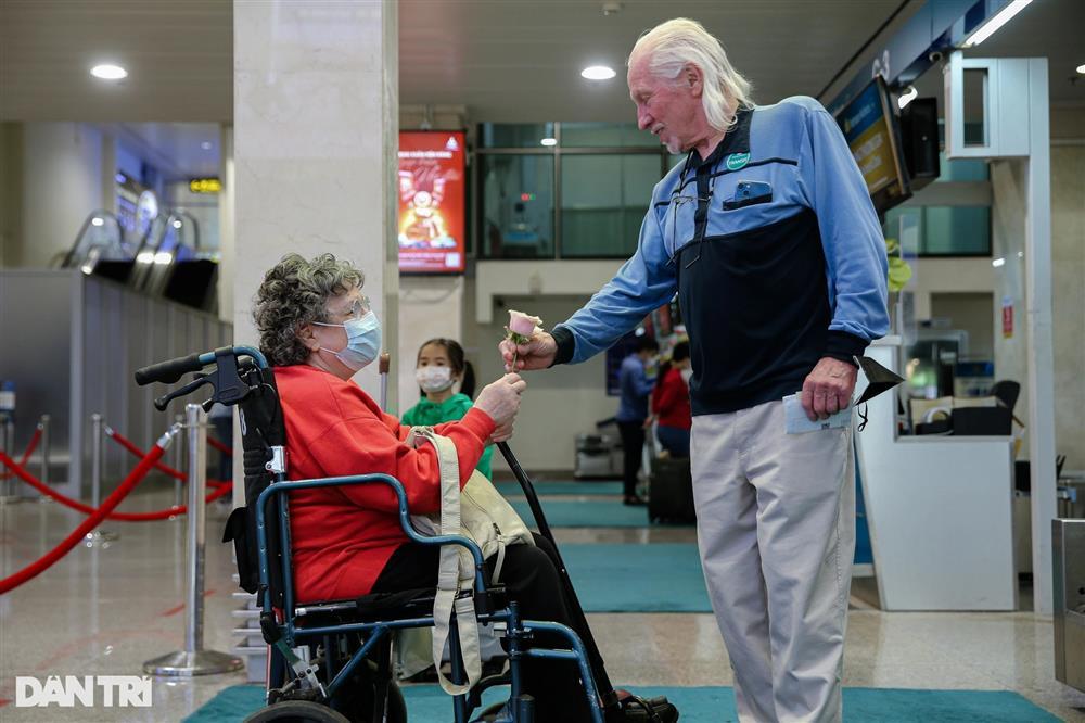 Cựu binh Mỹ bật khóc khi mang cuốn nhật ký lưu giữ 56 năm về tới Việt Nam-7