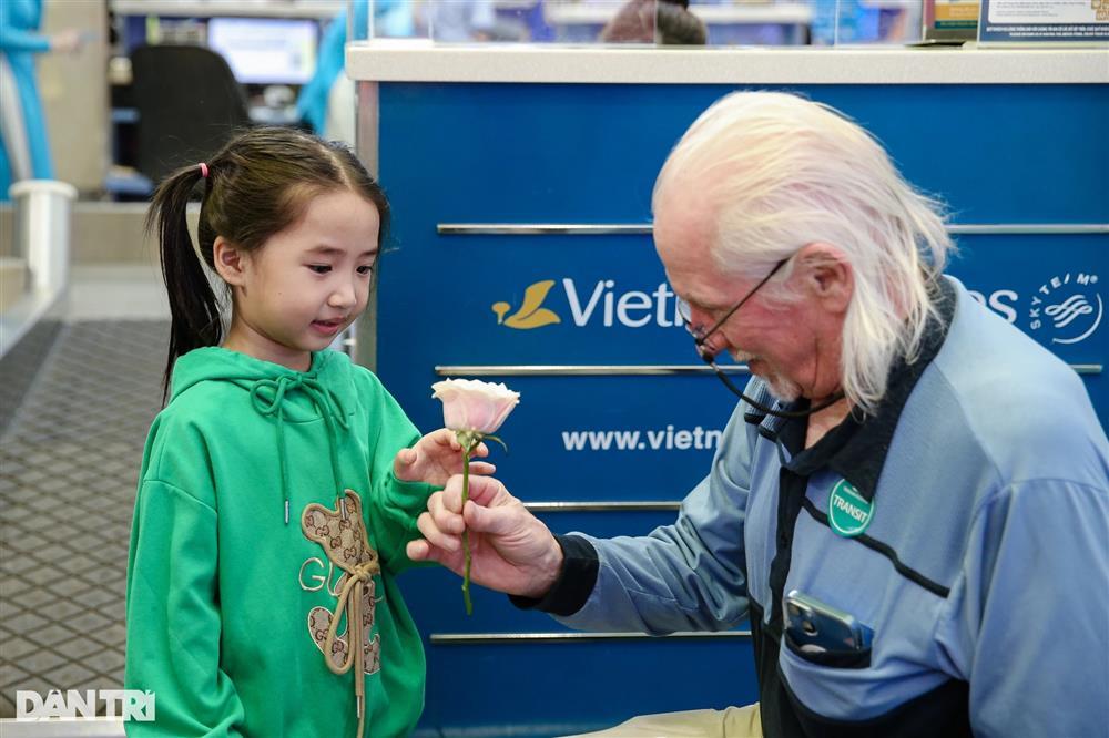 Cựu binh Mỹ bật khóc khi mang cuốn nhật ký lưu giữ 56 năm về tới Việt Nam-8
