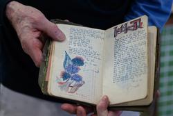 Cựu binh Mỹ bật khóc khi mang cuốn nhật ký lưu giữ 56 năm về tới Việt Nam
