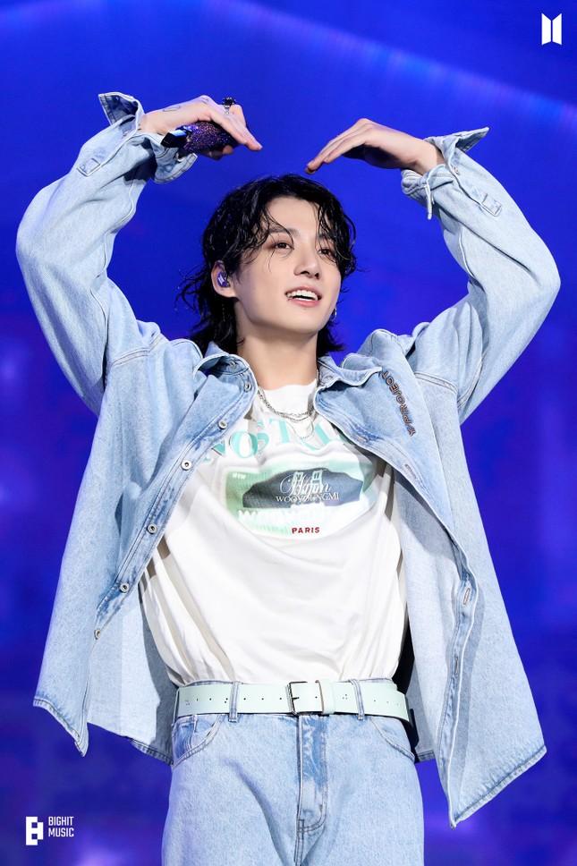 Jung Kook (BTS) bất lực vì bị fan cuồng bám đuôi: Mình cũng là con người thôi-4