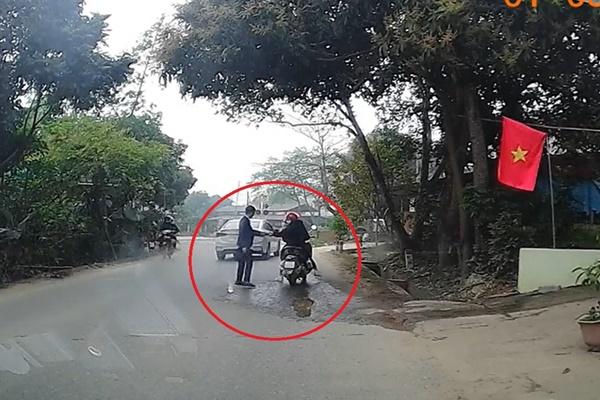 Tài xế đuổi theo người đi xe máy, hô to có lấy tiền không gây chú ý-2