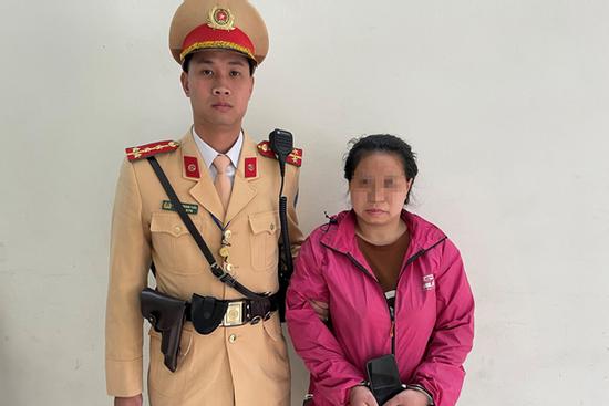 Người phụ nữ vờ mượn điện thoại gọi người thân rồi cướp luôn