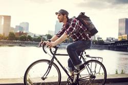 Đi xe đạp nhiều có ảnh hưởng sức khỏe sinh sản của nam giới?