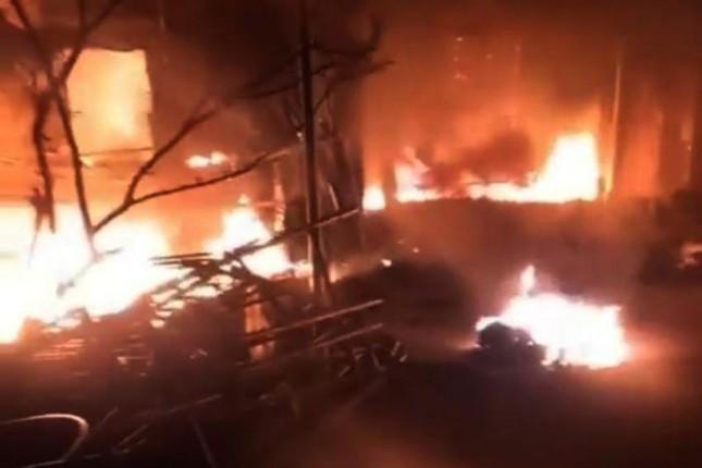 Cơ sở cho thuê rạp cưới bất ngờ bốc cháy ngùn ngụt trong đêm-1