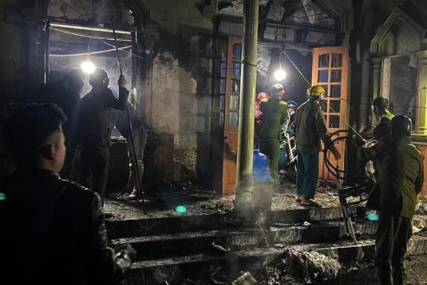 Ô tô bốc cháy ngùn ngụt trước quảng trường sân Mỹ Đình-4