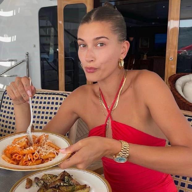 Vợ Justin Bieber tiết lộ 5 thói quen khi ăn giúp làn da mịn màng, vóc dáng săn chắc-3