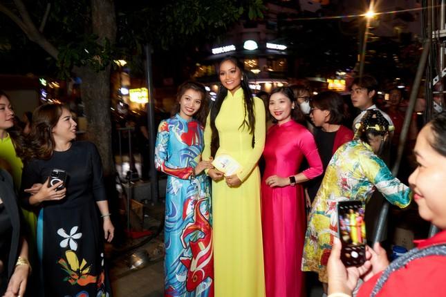 Netizen ‘sửng sốt’ khi HHen Niê diện lại áo dài cũ tại sự kiện đặc biệt-3