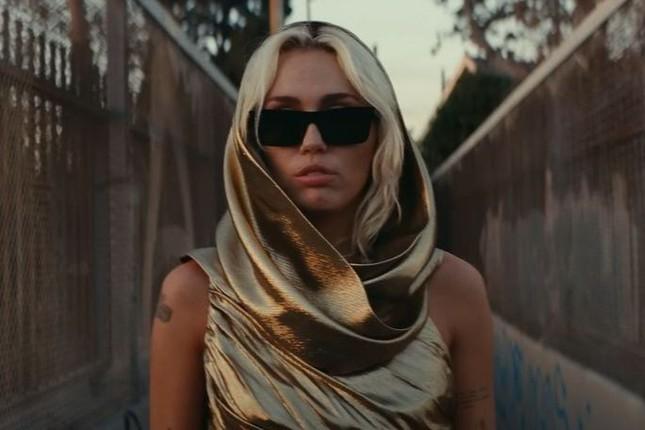 Bị hủy hợp đồng phim mới, Liam Hemsworth kiện vợ cũ Miley Cyrus?-1