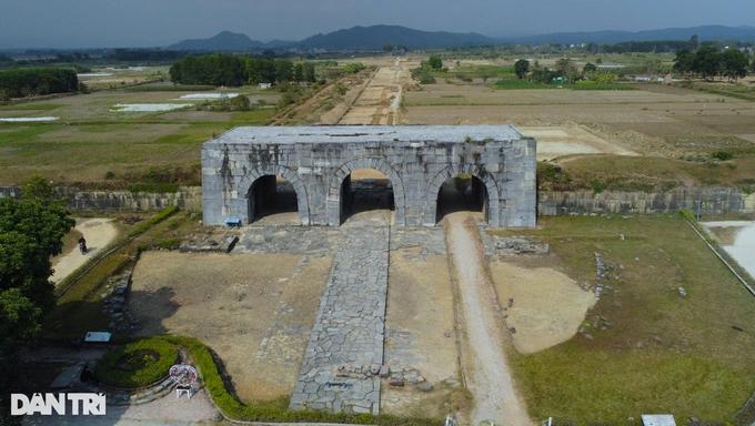 Phát lộ dấu tích kiến trúc, kỹ thuật ghép đá ở cổng Thành nhà Hồ-1