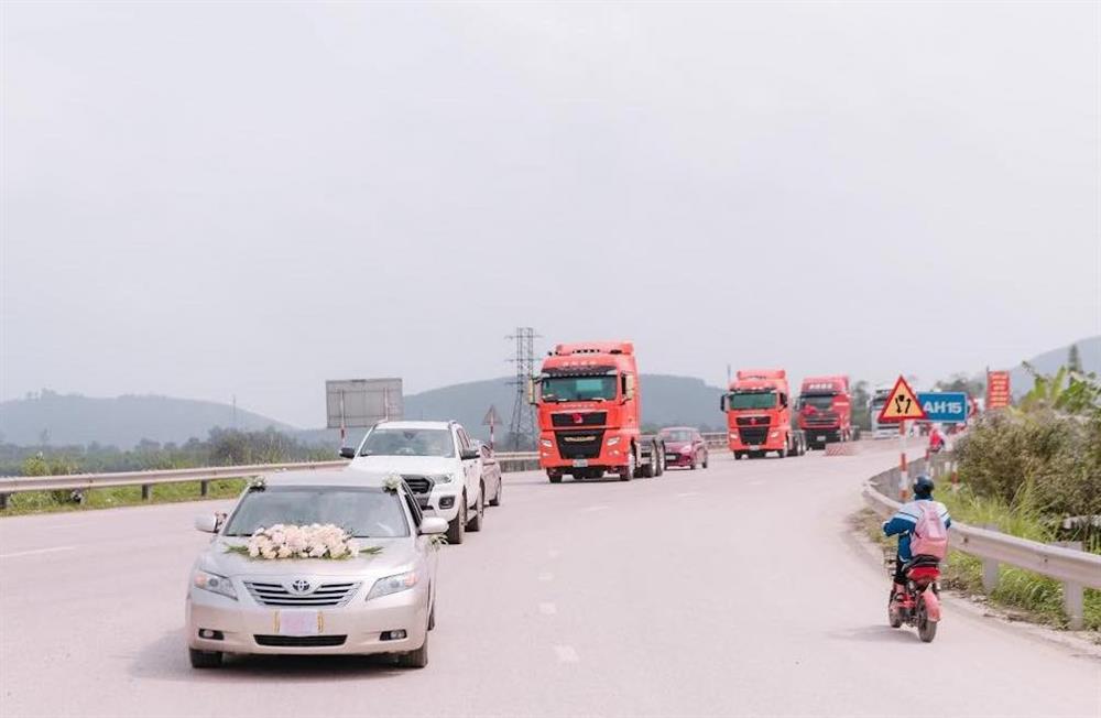 Chú rể Hà Tĩnh chơi lớn rước dâu bằng 20 xe container-4