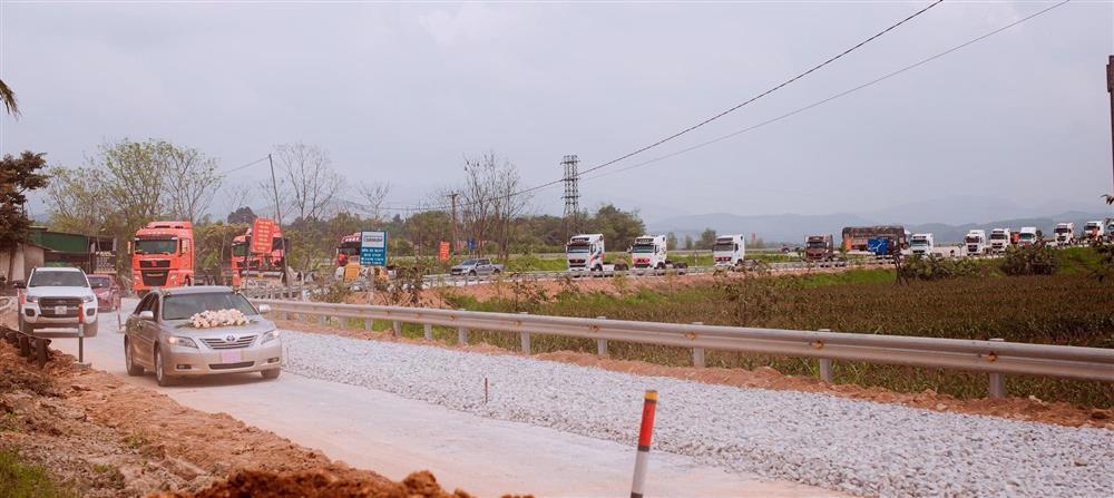 Chú rể Hà Tĩnh chơi lớn rước dâu bằng 20 xe container-5