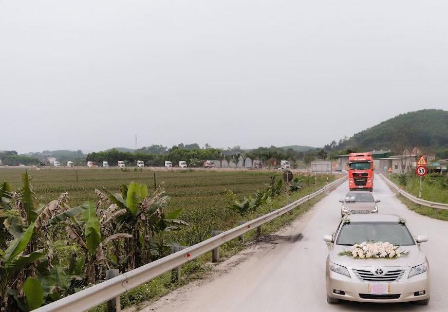 Chú rể Hà Tĩnh chơi lớn rước dâu bằng 20 xe container-7