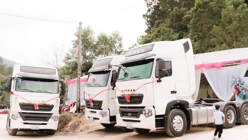 Chú rể Hà Tĩnh chơi lớn rước dâu bằng 20 xe container-12