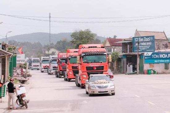 Chú rể Hà Tĩnh 'chơi lớn' rước dâu bằng 20 xe container