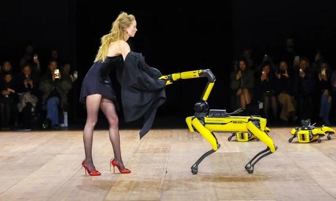 Robot cởi đồ của người mẫu trên sàn catwalk-1