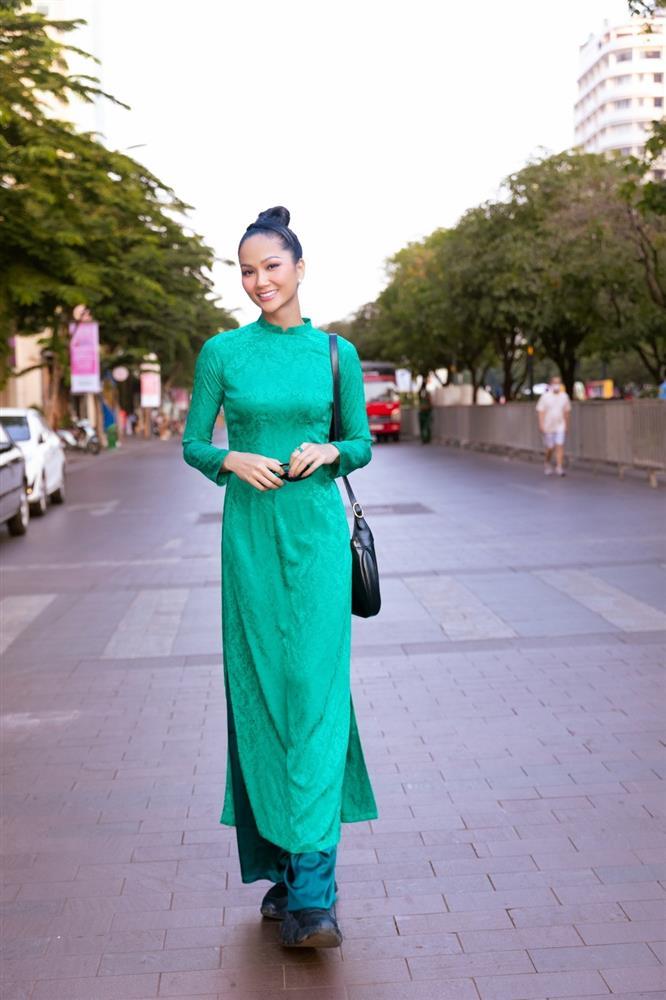 Đại sứ áo dài Hoa hậu HHen Niê diễu hành với giày thể thao-1