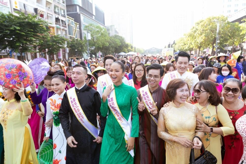 Đại sứ áo dài Hoa hậu HHen Niê diễu hành với giày thể thao-3