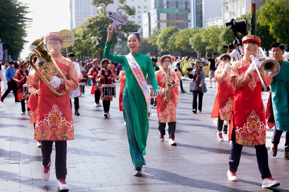 Đại sứ áo dài Hoa hậu HHen Niê diễu hành với giày thể thao-4