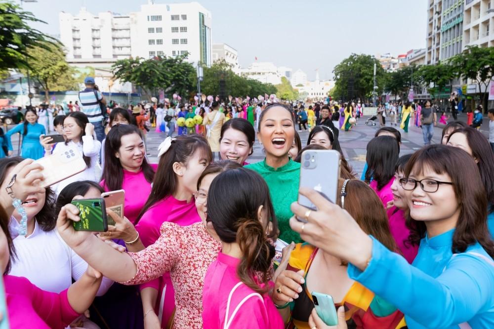Đại sứ áo dài Hoa hậu HHen Niê diễu hành với giày thể thao-5