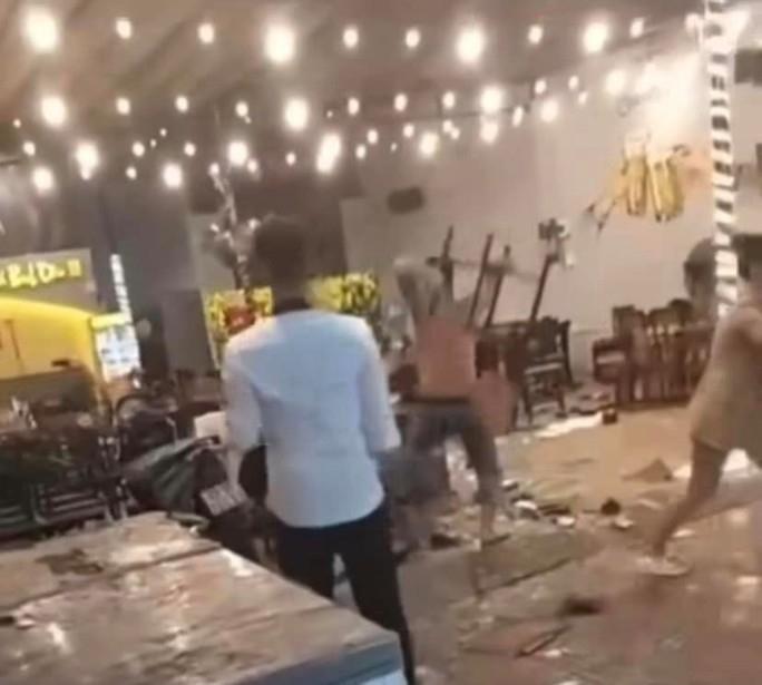 Say xỉn, thực khách phóng dao vào nhân viên quán nhậu-2