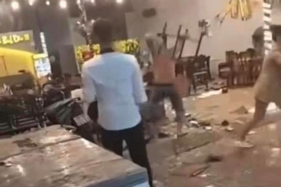 Say xỉn, thực khách phóng dao vào nhân viên quán nhậu