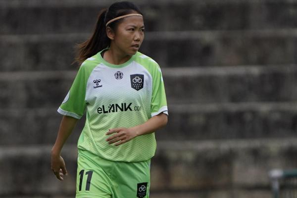 Huỳnh Như mang đặc sản Việt tặng đồng đội ở Lank dịp 8/3-3