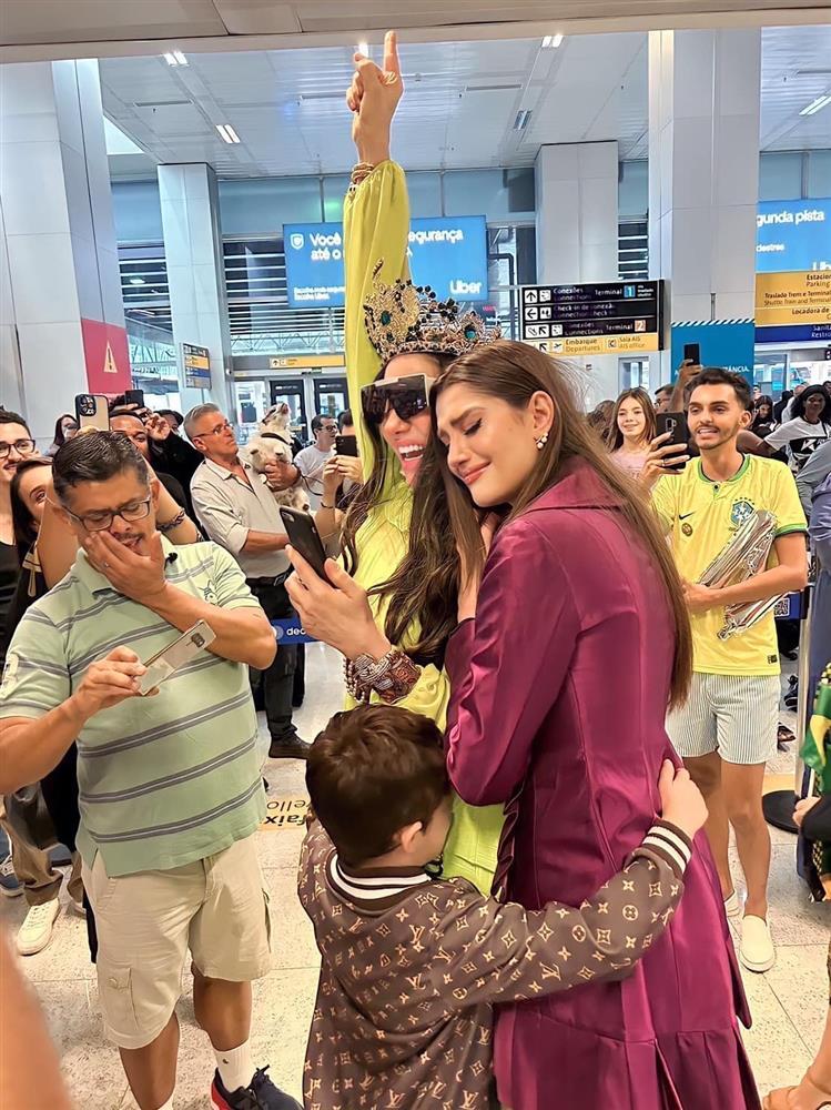 Hoa hậu đẹp nhất thế giới về nước sau 4 tháng đăng quang-2