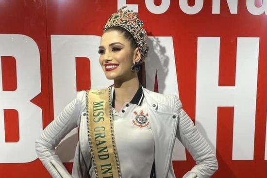 Hoa hậu đẹp nhất thế giới về nước sau 4 tháng đăng quang