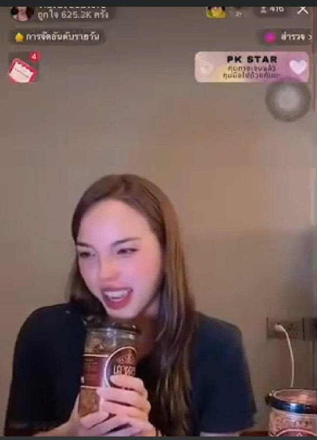 Thí sinh Hoa hậu Hòa bình Thái Lan livestream bán hàng để được vào top-2