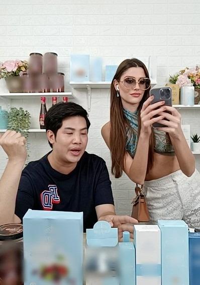 Thí sinh Hoa hậu Hòa bình Thái Lan livestream bán hàng để được vào top-3
