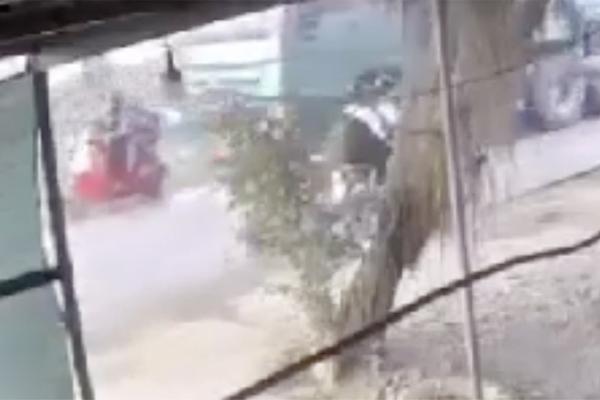 Video trước lúc ô tô tải tông xe máy khiến 3 mẹ con tử vong khi đến trường-1