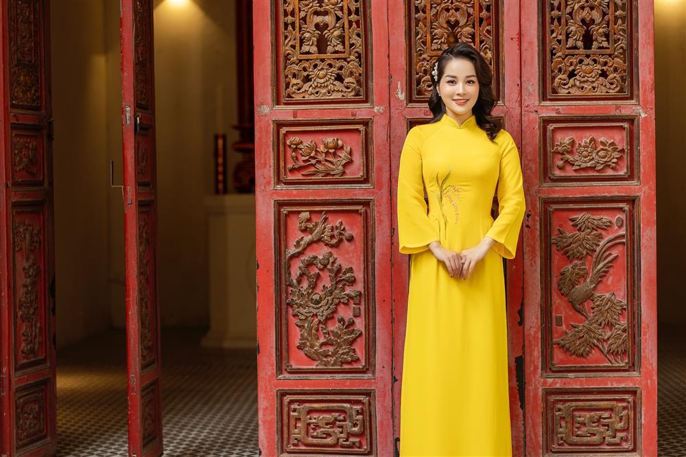 MC Minh Hương Vàng Anh chia tay hàng hiệu, áo dài dạo phố-1