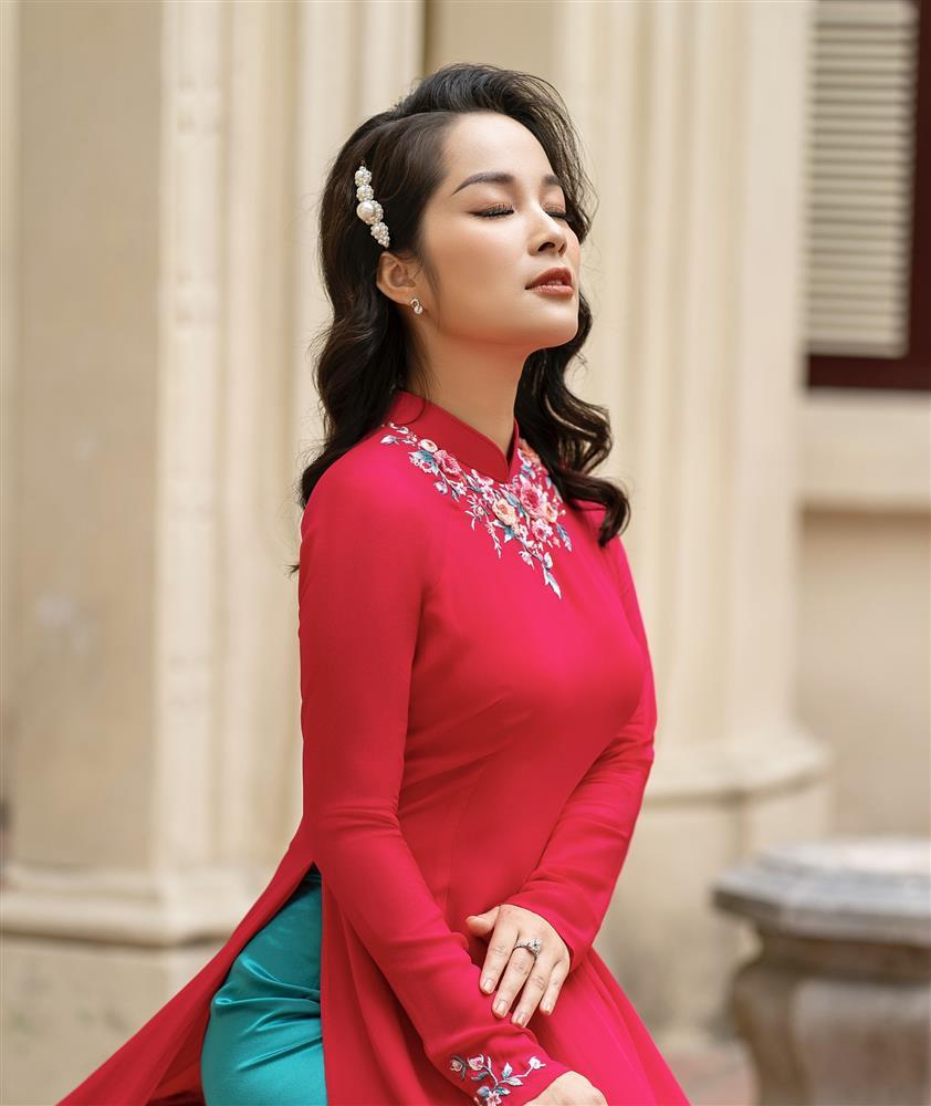 MC Minh Hương Vàng Anh chia tay hàng hiệu, áo dài dạo phố-5